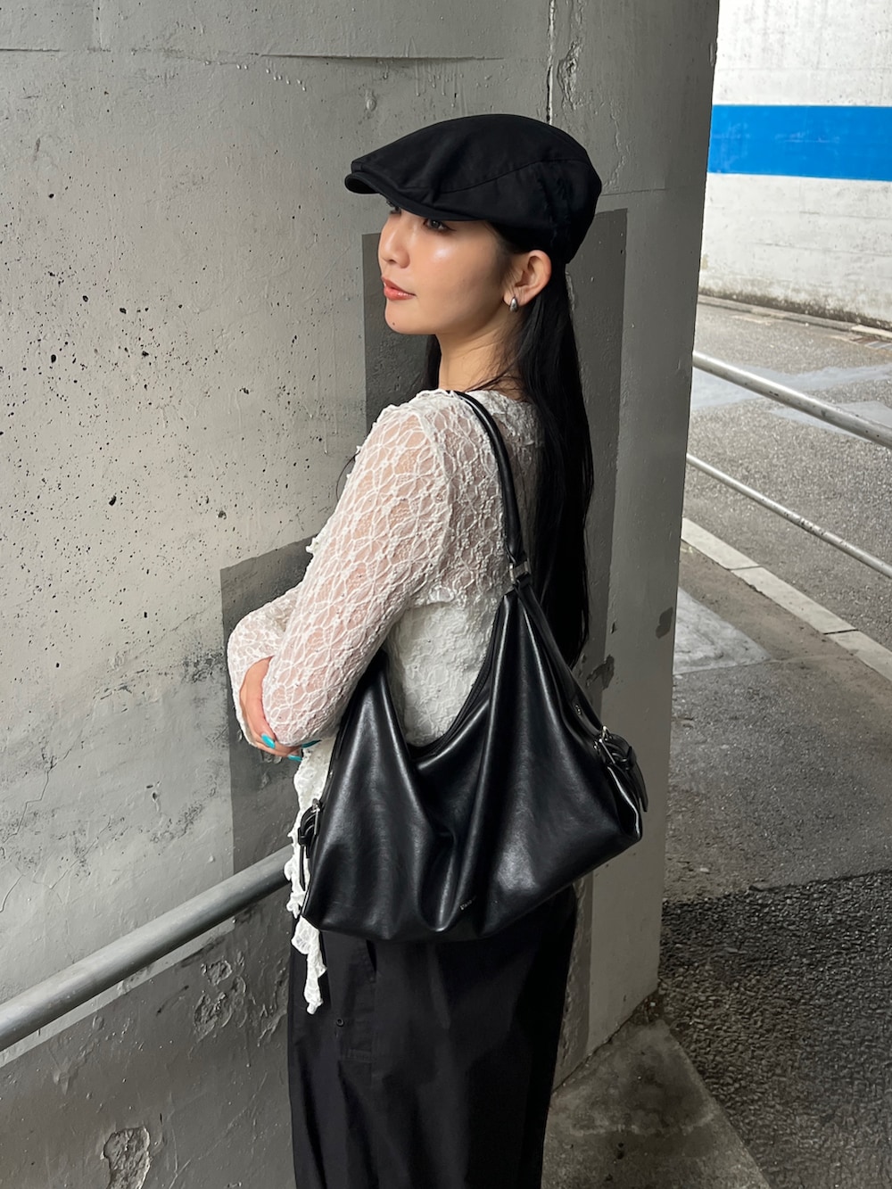 ホワイト系のTシャツ/カットソー、ホワイト系のキャミソール、ブラック系のスニーカーを着用したレディースの春コーディネートの3枚目の写真