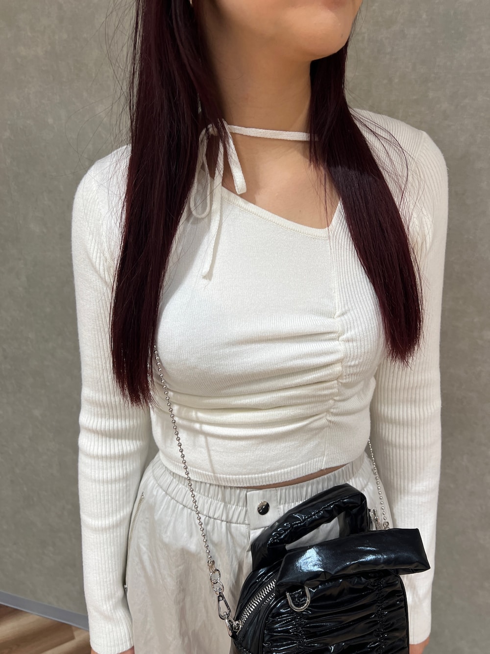 ホワイト系のニット/セーター、ホワイト系のその他パンツ、ブラック系のハンドバッグを着用したレディースの冬コーディネートの5枚目の写真