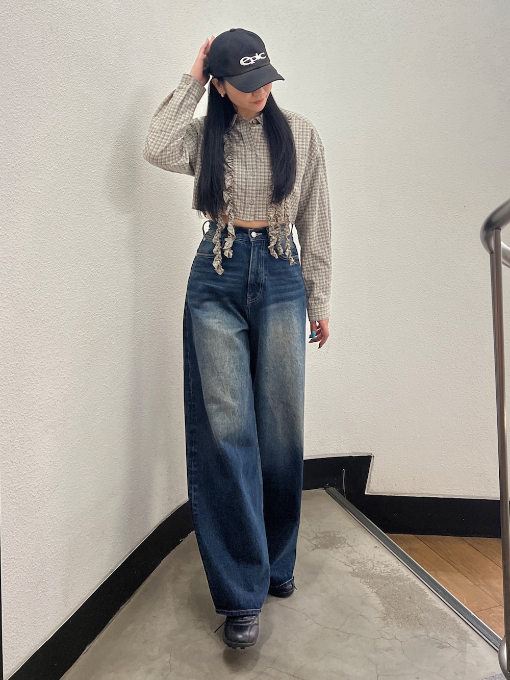 ベージュ系のシャツ/ブラウス、ブルー系のデニムパンツ、ブラック系のスニーカーを着用したレディースの春コーディネートの2枚目の写真