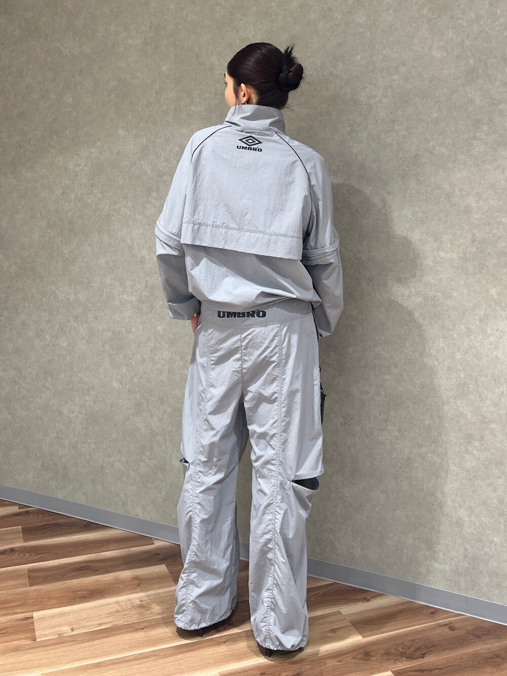 グレー系のその他パンツ、グレー系のブルゾン、ブラック系のパンプスを着用したレディースの春コーディネートの4枚目の写真