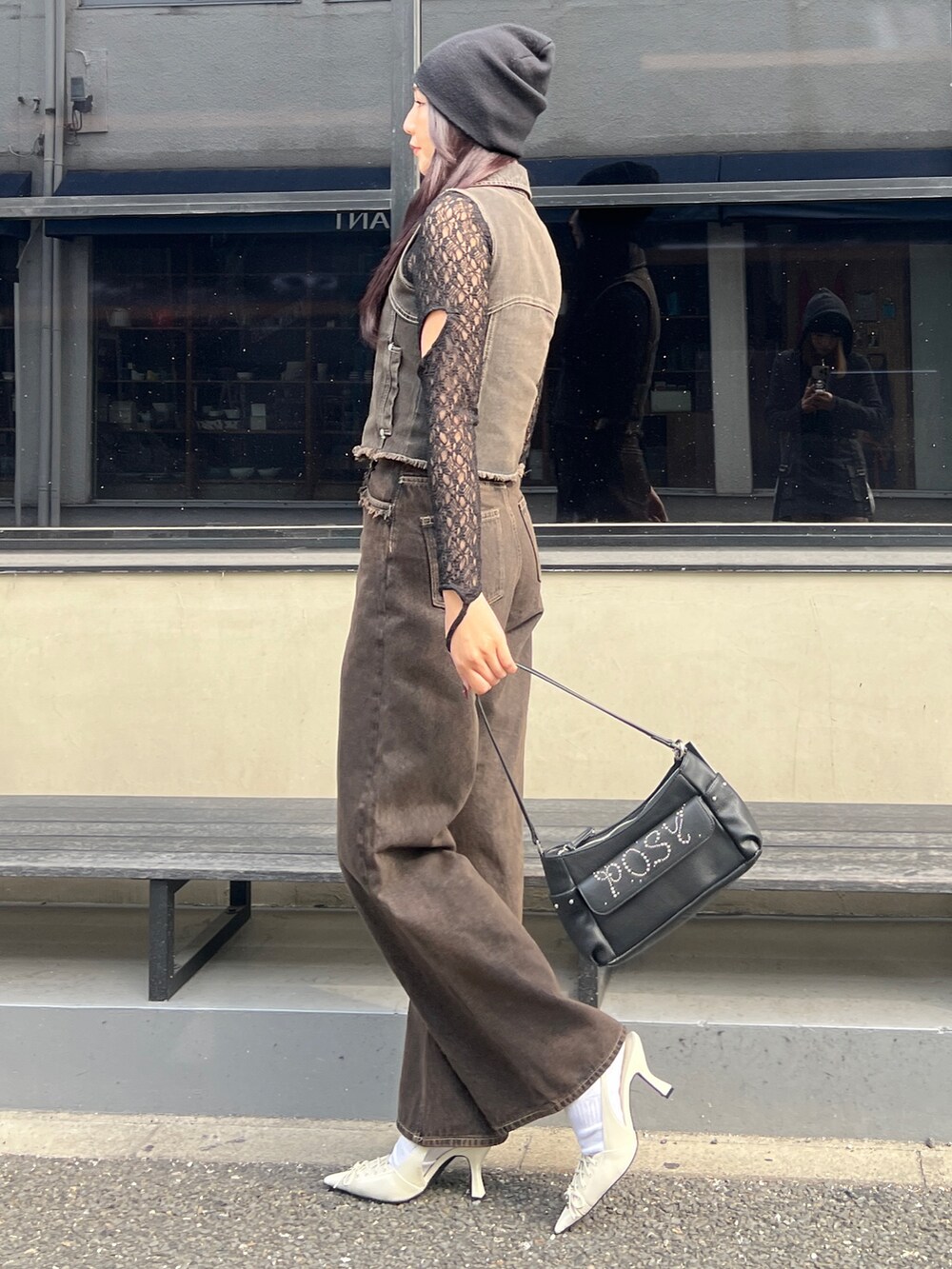 ホワイト系のパンプス、ブラック系のTシャツ/カットソー、ブラック系のベストを着用したレディースの春コーディネートの2枚目の写真