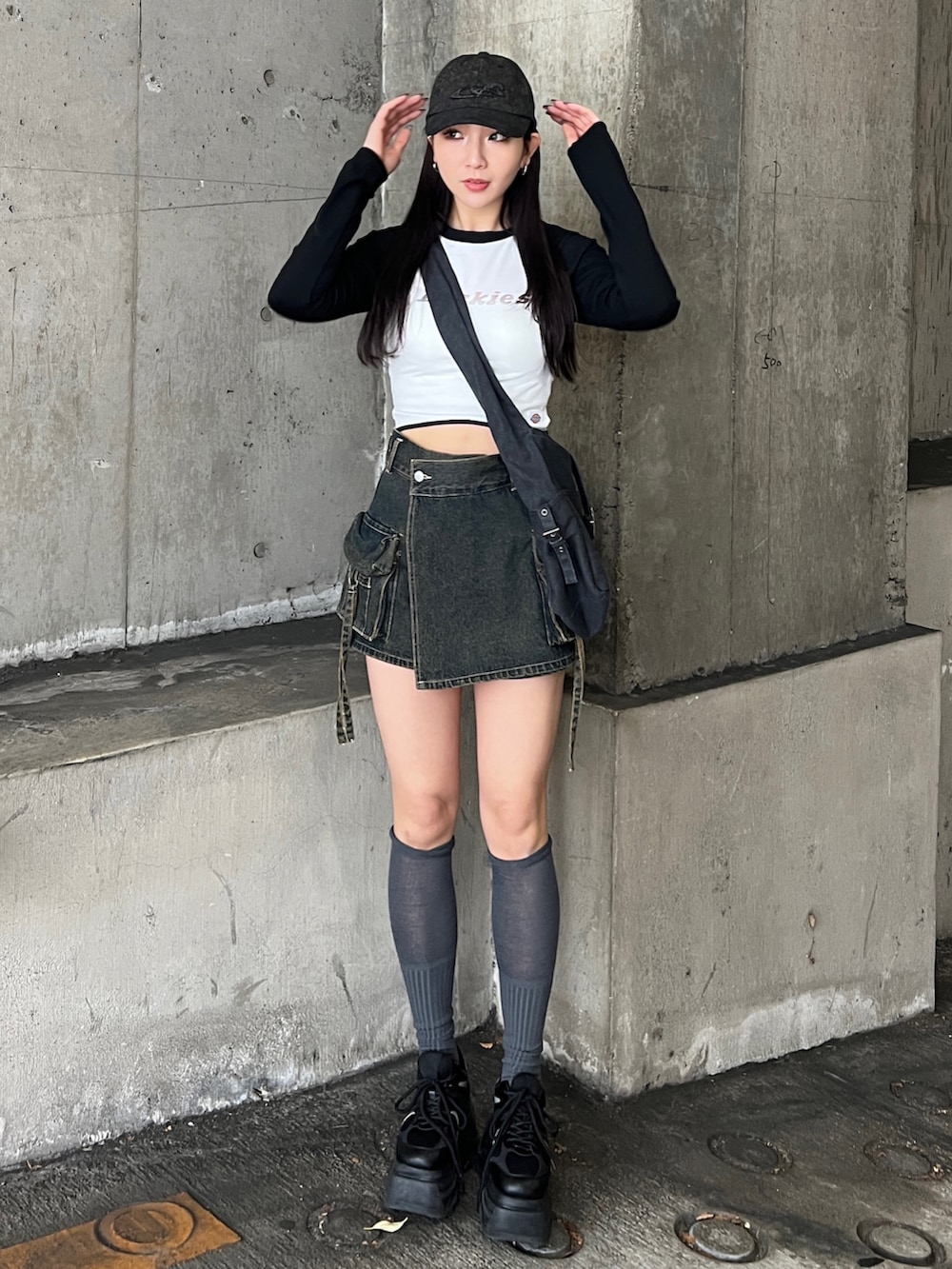 ホワイト系のTシャツ/カットソー、ブラック系のその他パンツ、ブラック系のスニーカーを着用したレディースの春コーディネートの2枚目の写真