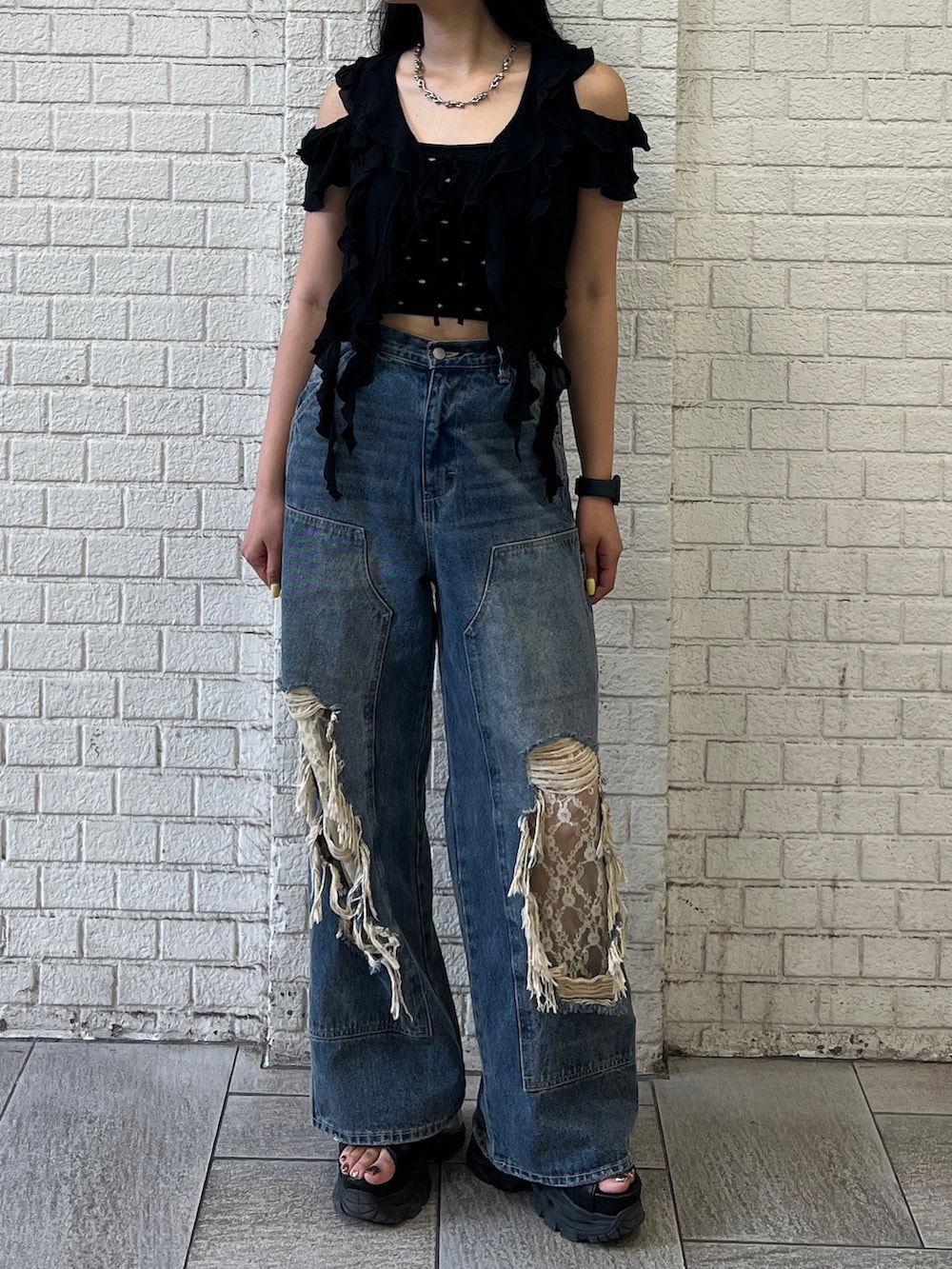 ブラック系のTシャツ/カットソー、ブラック系のニット/セーター、ブルー系のデニムパンツを着用したレディースの夏コーディネートの3枚目の写真
