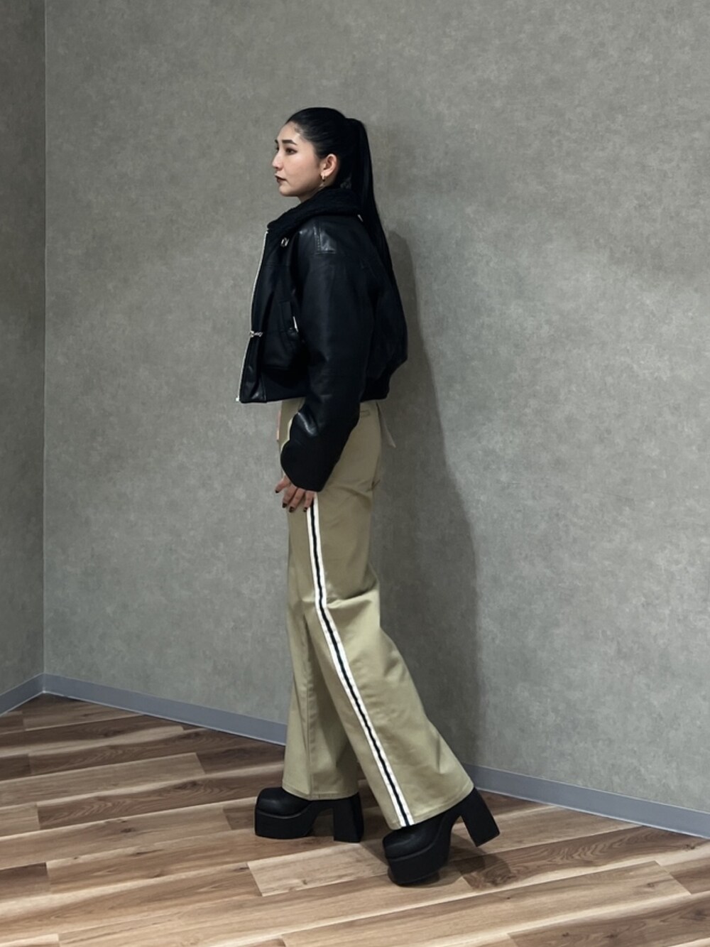 ブラック系のブルゾン、ブラック系のブーツ、ブラック系のニット/セーターを着用したレディースの秋コーディネートの3枚目の写真