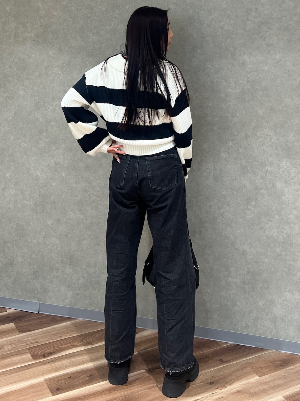 その他のニット/セーター、ブラック系のデニムパンツ、ブラック系のブーツを着用したレディースの冬コーディネートの3枚目の写真