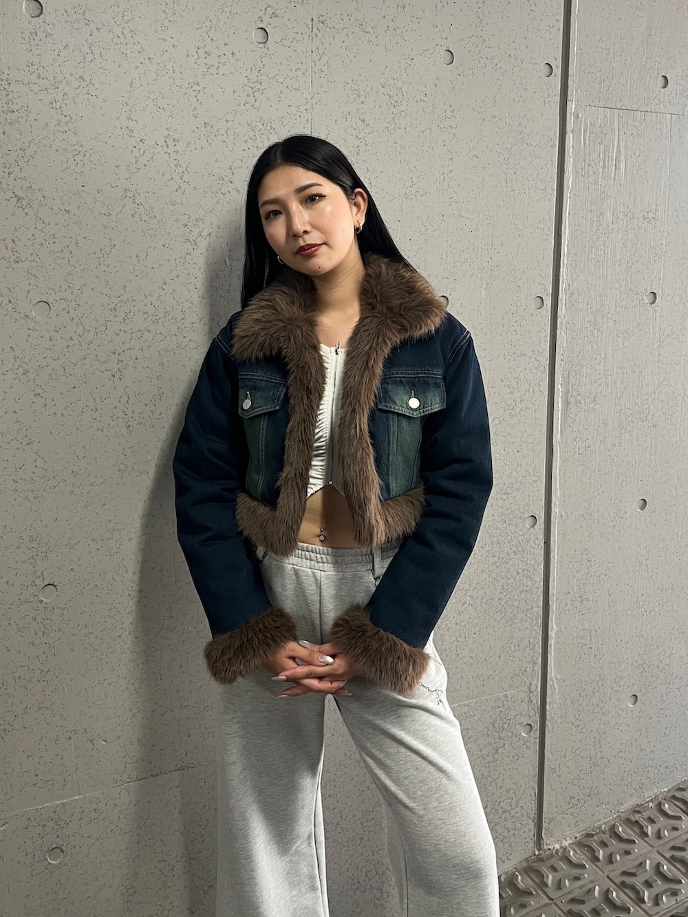 ブルー系のブルゾン、ホワイト系のTシャツ/カットソー、グレー系のスウェットパンツを着用したレディースの秋コーディネートの4枚目の写真