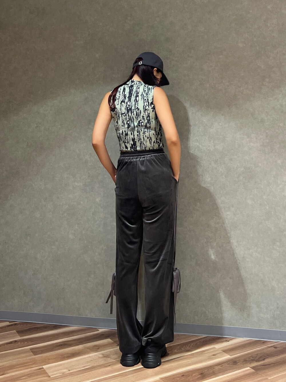 その他のタンクトップ、グレー系のその他パンツ、ブラック系のスニーカーを着用したレディースの夏コーディネートの3枚目の写真