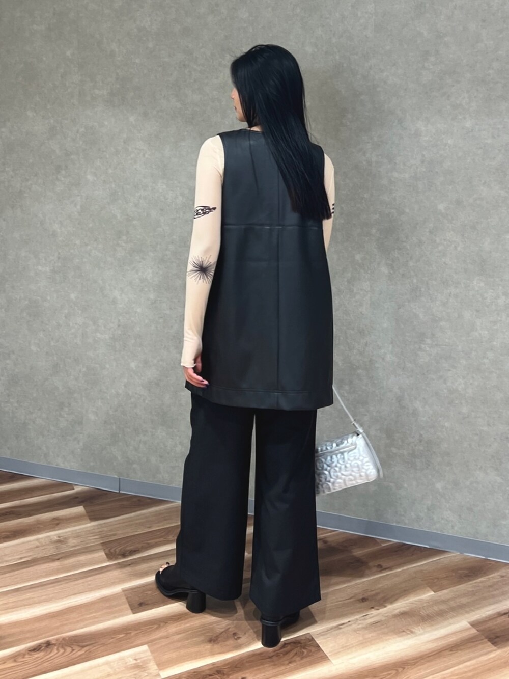 ホワイト系のTシャツ/カットソー、ブラック系のワンピース、ブラック系のその他パンツを着用したレディースの夏コーディネートの3枚目の写真