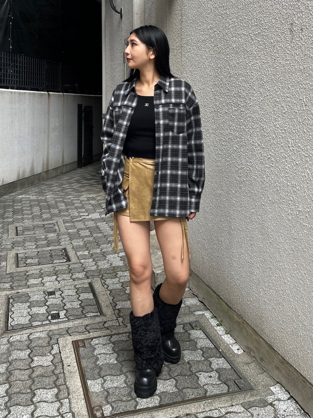 ブラック系のシャツ/ブラウス、ブラック系のニット/セーター、ベージュ系のその他パンツを着用したレディースの冬コーディネートの3枚目の写真