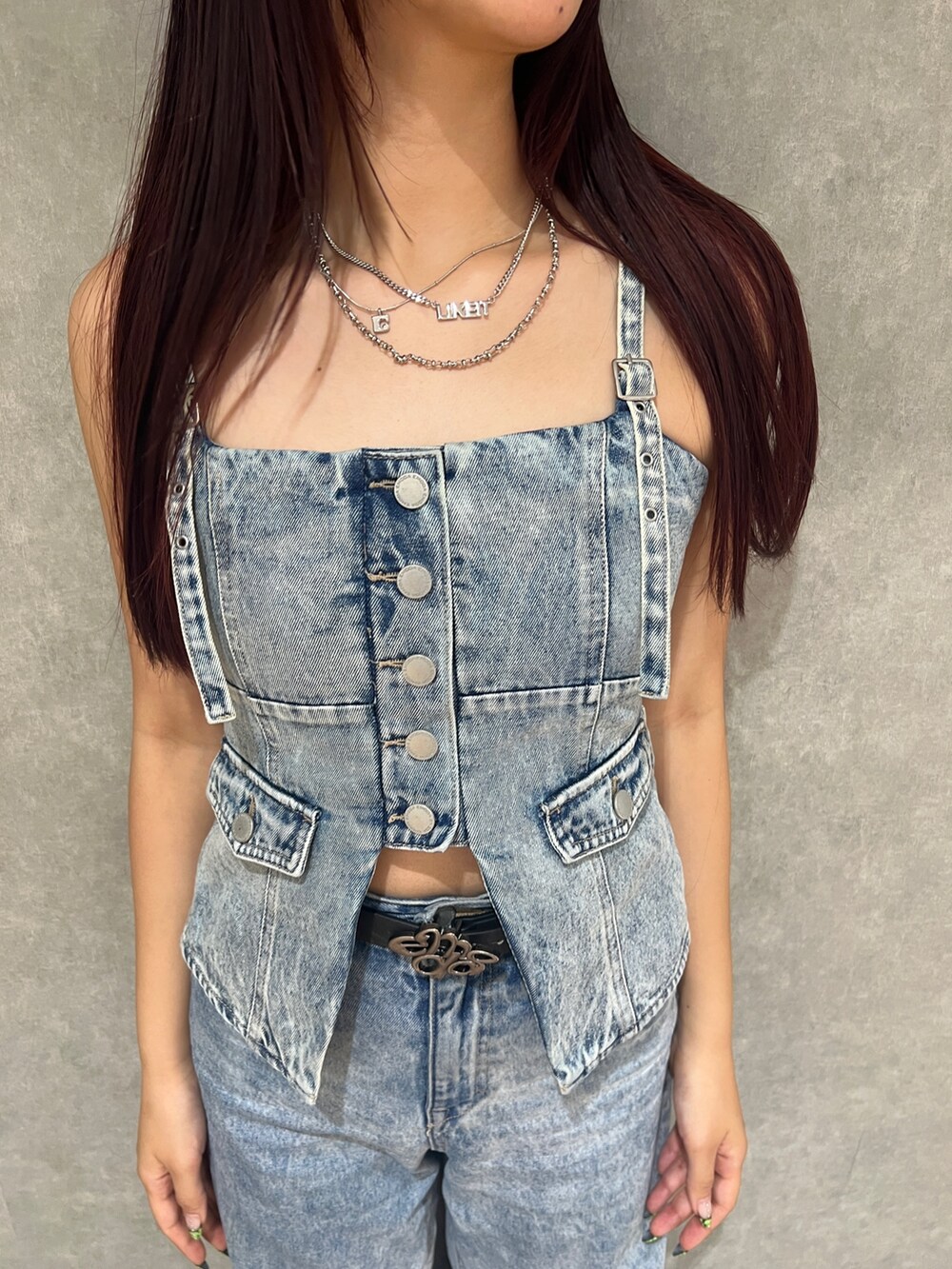 ブルー系のキャミソール、ホワイト系のその他パンツ、ホワイト系のサンダルを着用したレディースの夏コーディネートの6枚目の写真