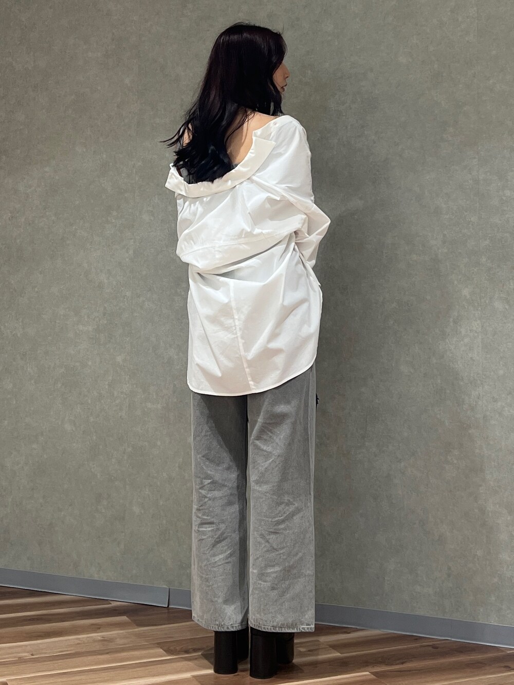 ホワイト系のシャツ/ブラウス、グレー系のキャミソール、グレー系のデニムパンツを着用したレディースの春コーディネートの3枚目の写真