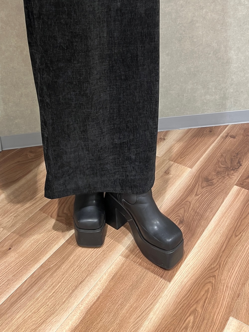 ブルー系のニット/セーター、ブラック系のブルゾン、ブラック系のスカートを着用したレディースの秋コーディネートの7枚目の写真