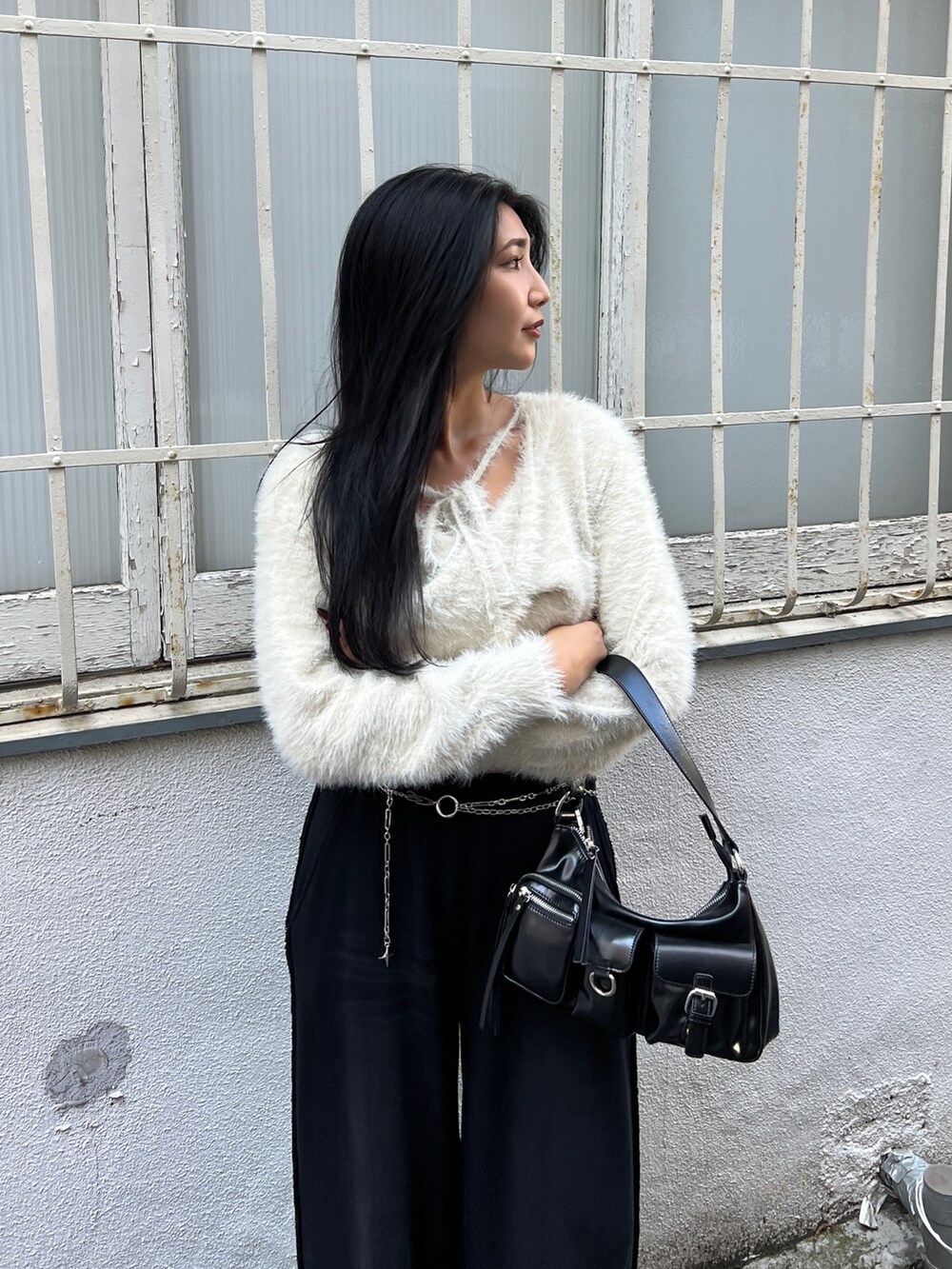 ブラック系のスウェットパンツ、ブラウン系のブーツ、ブラック系のキャミソールを着用したレディースの秋コーディネートの3枚目の写真