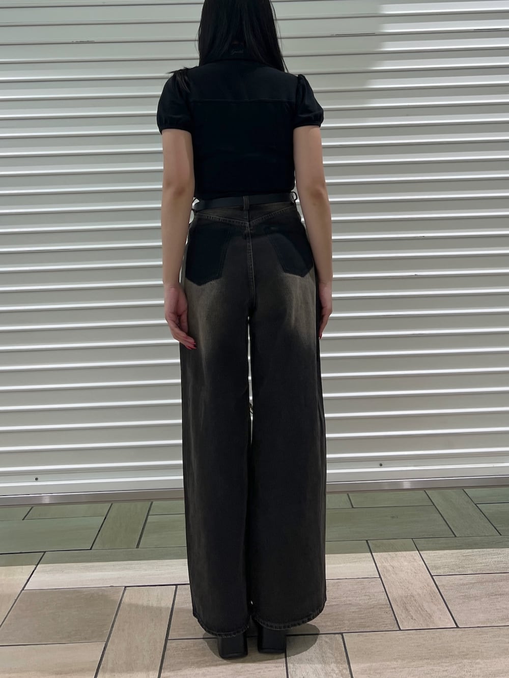ブラック系のシャツ/ブラウス、ブラック系のデニムパンツ、ブラック系のサンダルを着用したレディースの夏コーディネートの3枚目の写真