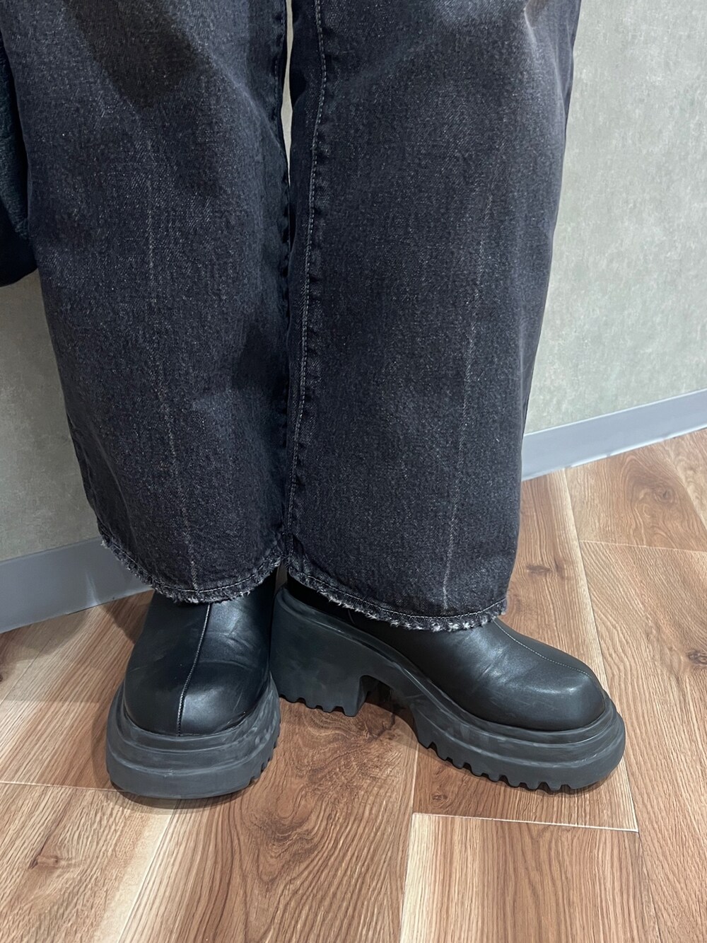 ブラック系のブルゾン、ブルー系のニット/セーター、ブラック系のデニムパンツを着用したレディースの冬コーディネートの4枚目の写真