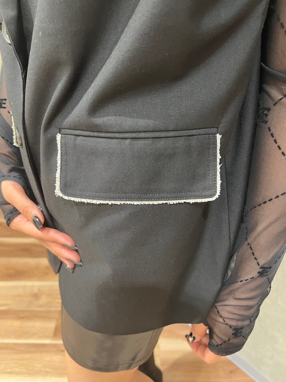 ブラック系のTシャツ/カットソー、ブラック系のベスト、その他のスカートを着用したレディースの秋コーディネートの5枚目の写真