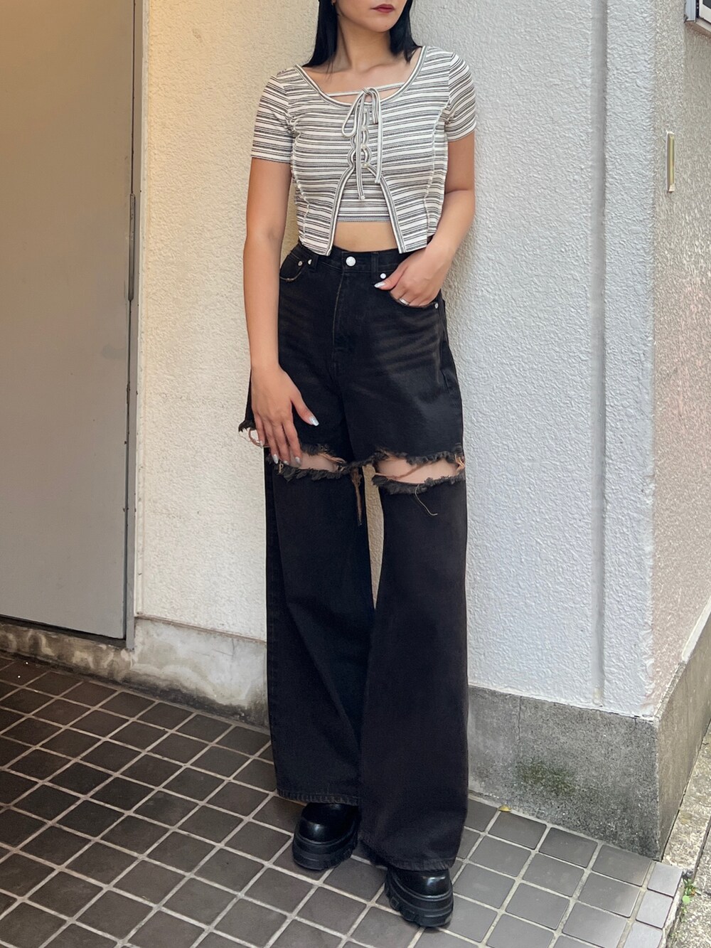 その他のTシャツ/カットソー、ブラック系のデニムパンツ、ブラック系のブーツを着用したレディースの夏コーディネートの2枚目の写真