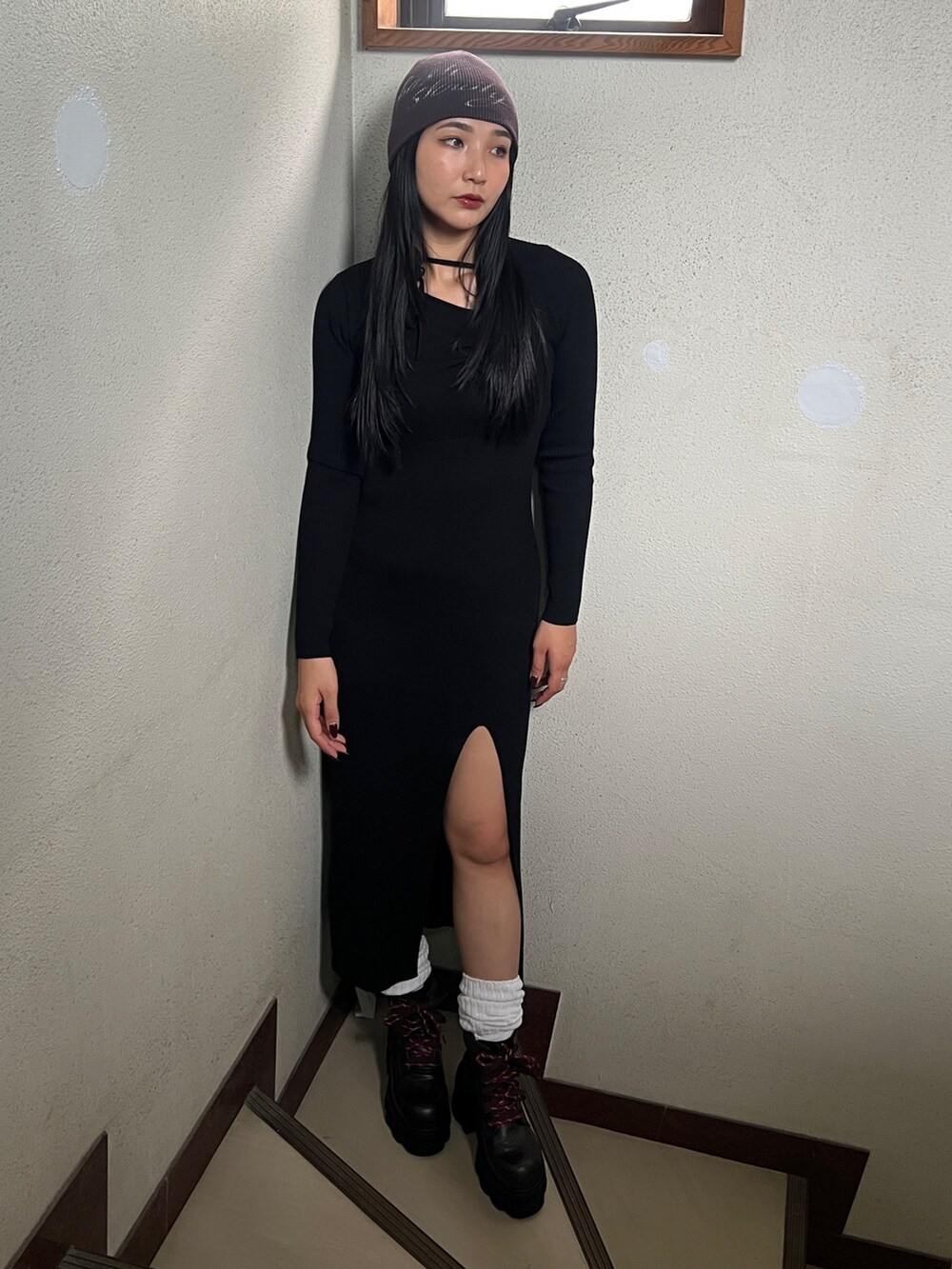 ブラック系のワンピース、ブラック系のブルゾン、ブラック系のブーツを着用したレディースの秋コーディネートの4枚目の写真