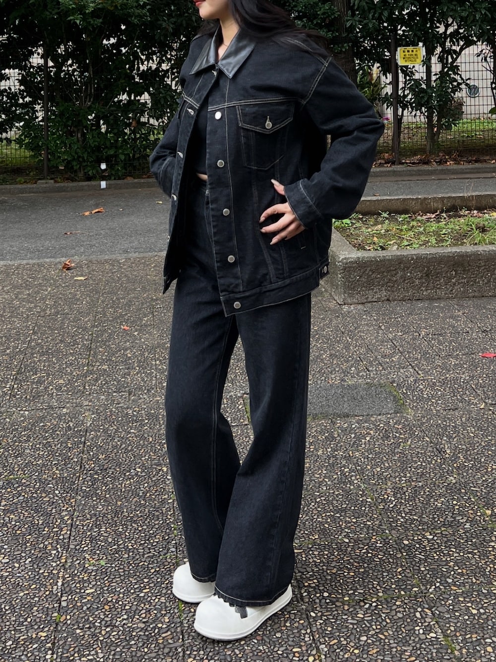 ブルー系のブルゾン、ブルー系のデニムパンツ、ブラック系のキャミソールを着用したレディースの冬コーディネートの2枚目の写真