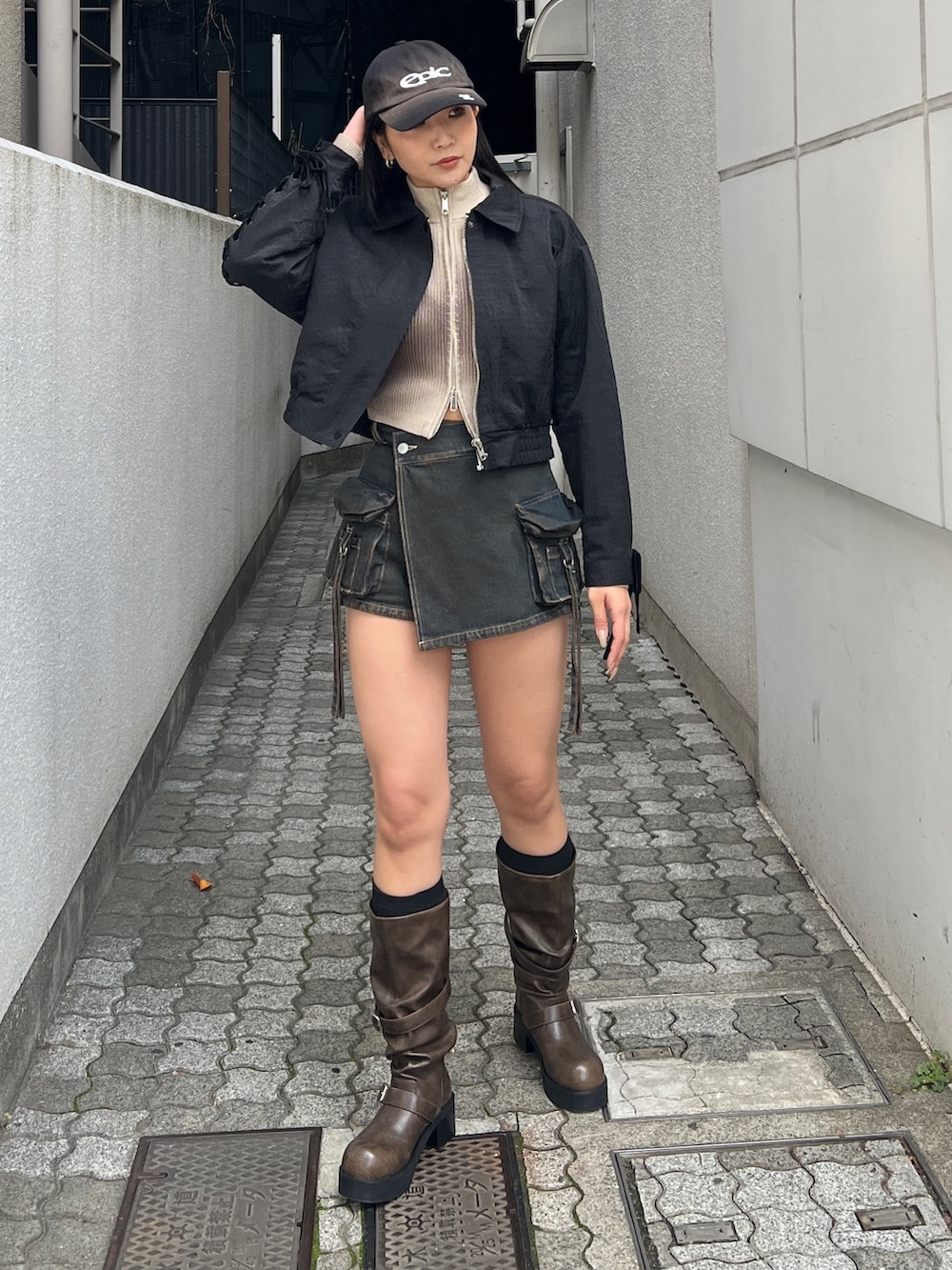 ブラック系のブルゾン、ベージュ系のニット/セーター、ブルー系のその他パンツを着用したレディースの冬コーディネートの2枚目の写真