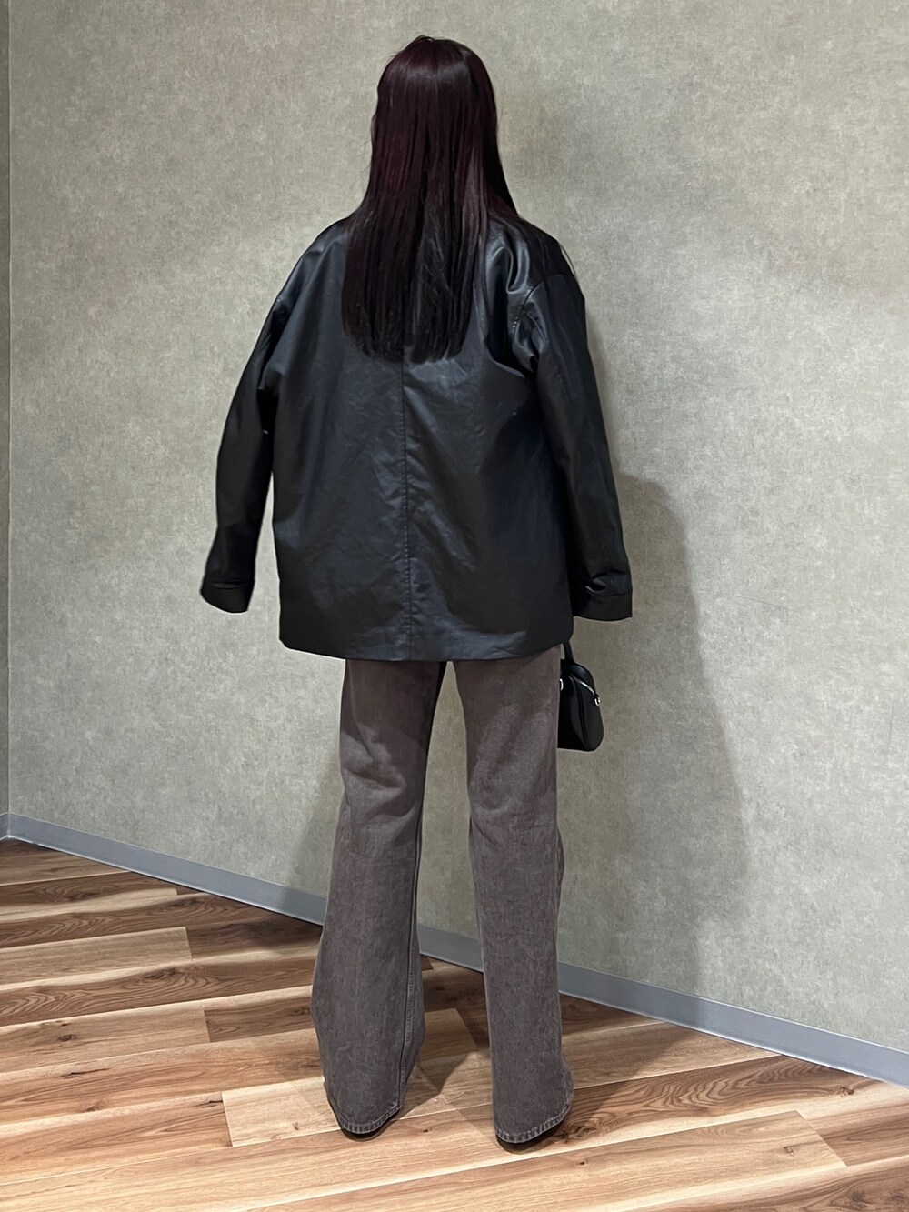 ブラック系のナイロンジャケット、グレー系のチューブトップ、ホワイト系のTシャツ/カットソーを着用したレディースの春コーディネートの4枚目の写真