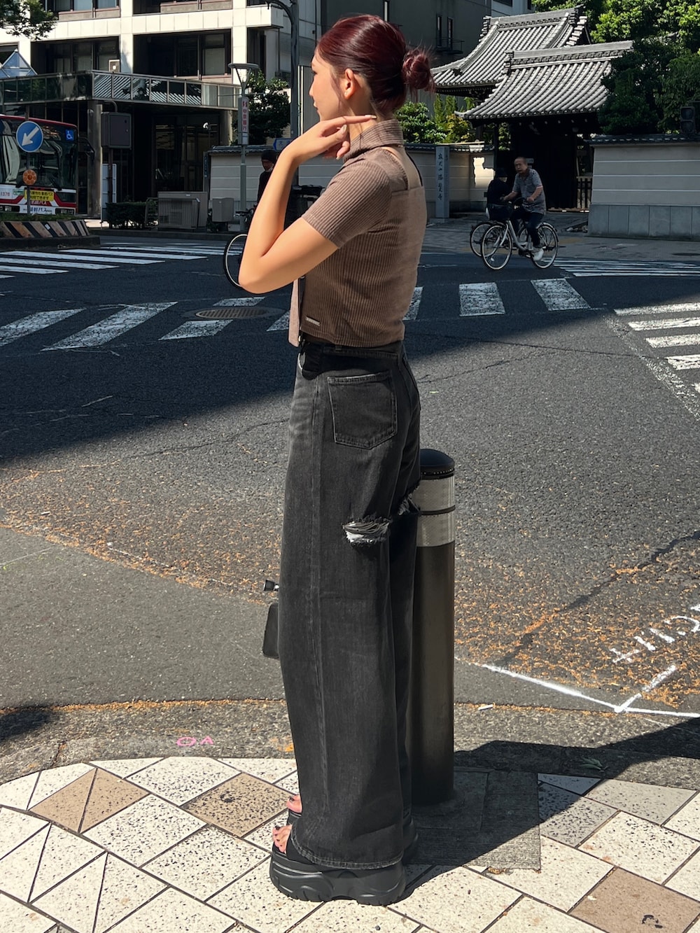 ブラウン系のTシャツ/カットソー、ブラック系のデニムパンツ、ブラック系のショルダーバッグを着用したレディースの夏コーディネートの2枚目の写真