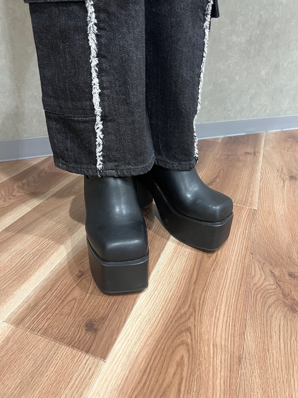 ブラック系のブルゾン、ブルー系のニット/セーター、ブラック系のデニムパンツを着用したレディースの秋コーディネートの7枚目の写真