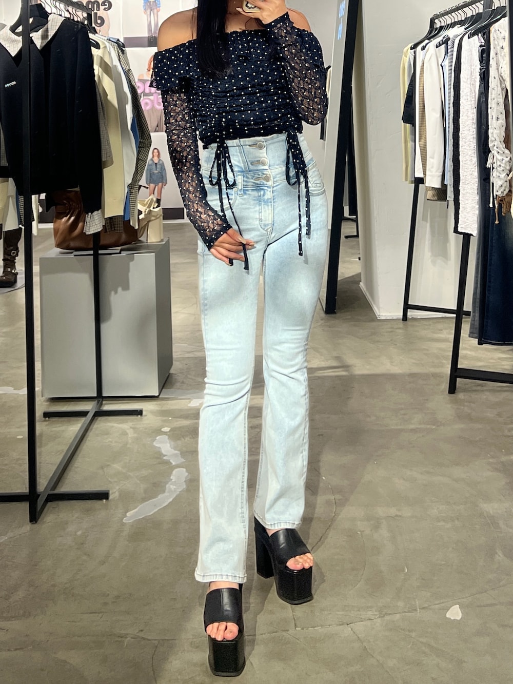 ブルー系のTシャツ/カットソー、ブルー系のデニムパンツ、ブラック系のサンダルを着用したレディースの春コーディネートの2枚目の写真