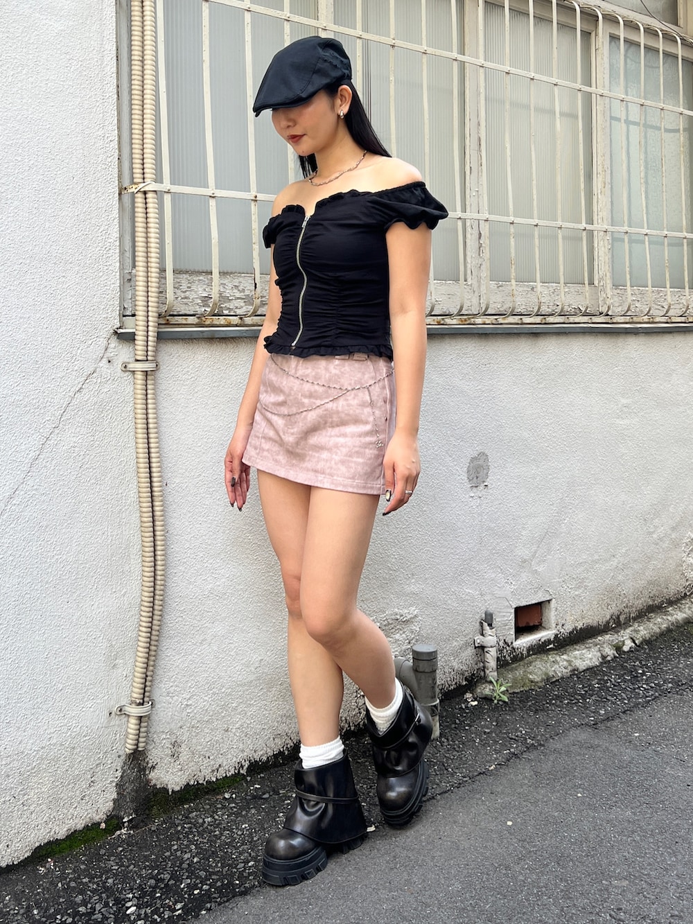 ブラック系のシャツ/ブラウス、ピンク系のスカート、ブラック系のブーツを着用したレディースの夏コーディネートの2枚目の写真