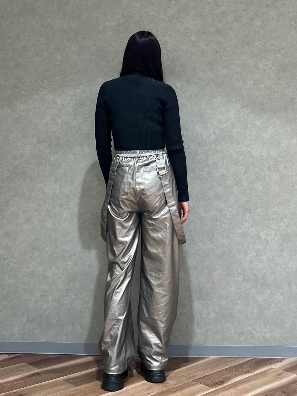 ブラック系のニット/セーター、シルバー系のその他パンツ、ブラック系のスニーカーを着用したレディースの冬コーディネートの2枚目の写真