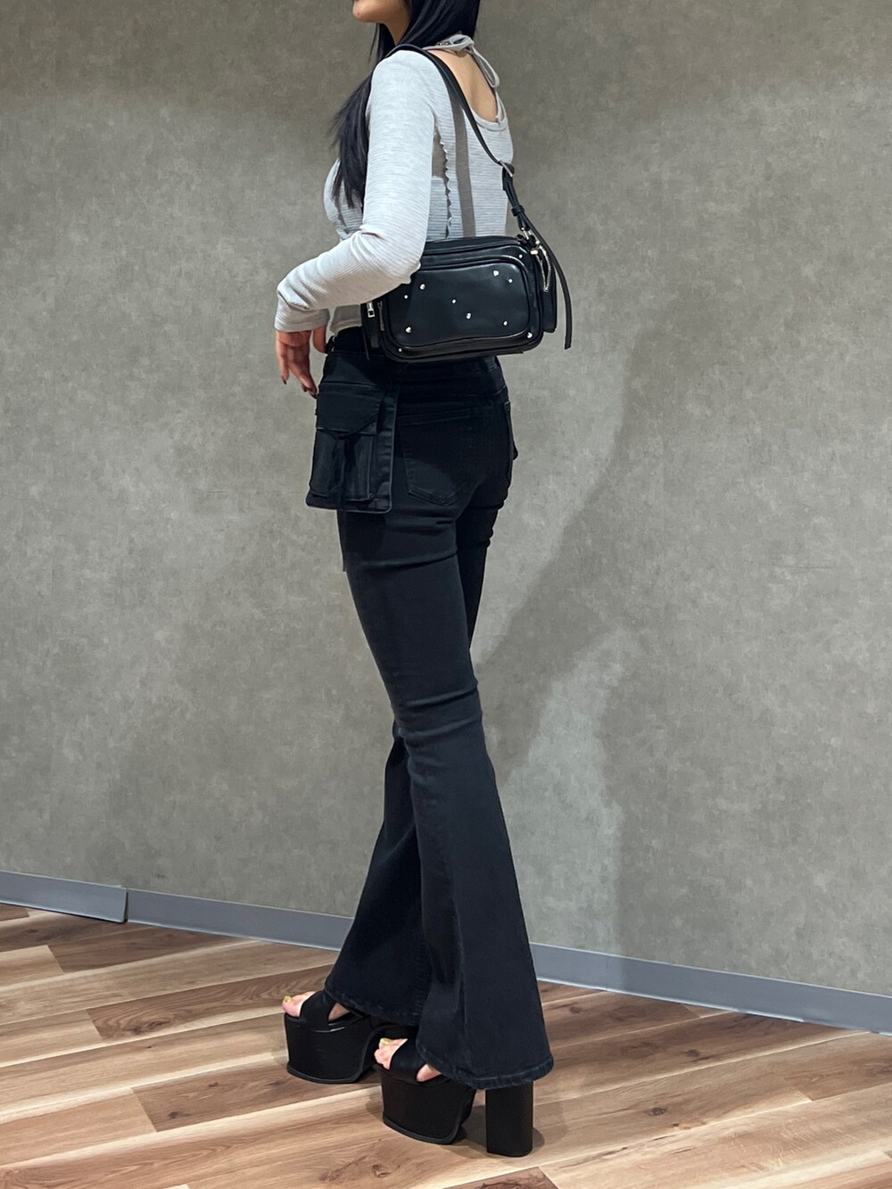 グレー系のTシャツ/カットソー、ブラック系のデニムパンツ、ブラック系のサンダルを着用したレディースの春コーディネートの2枚目の写真