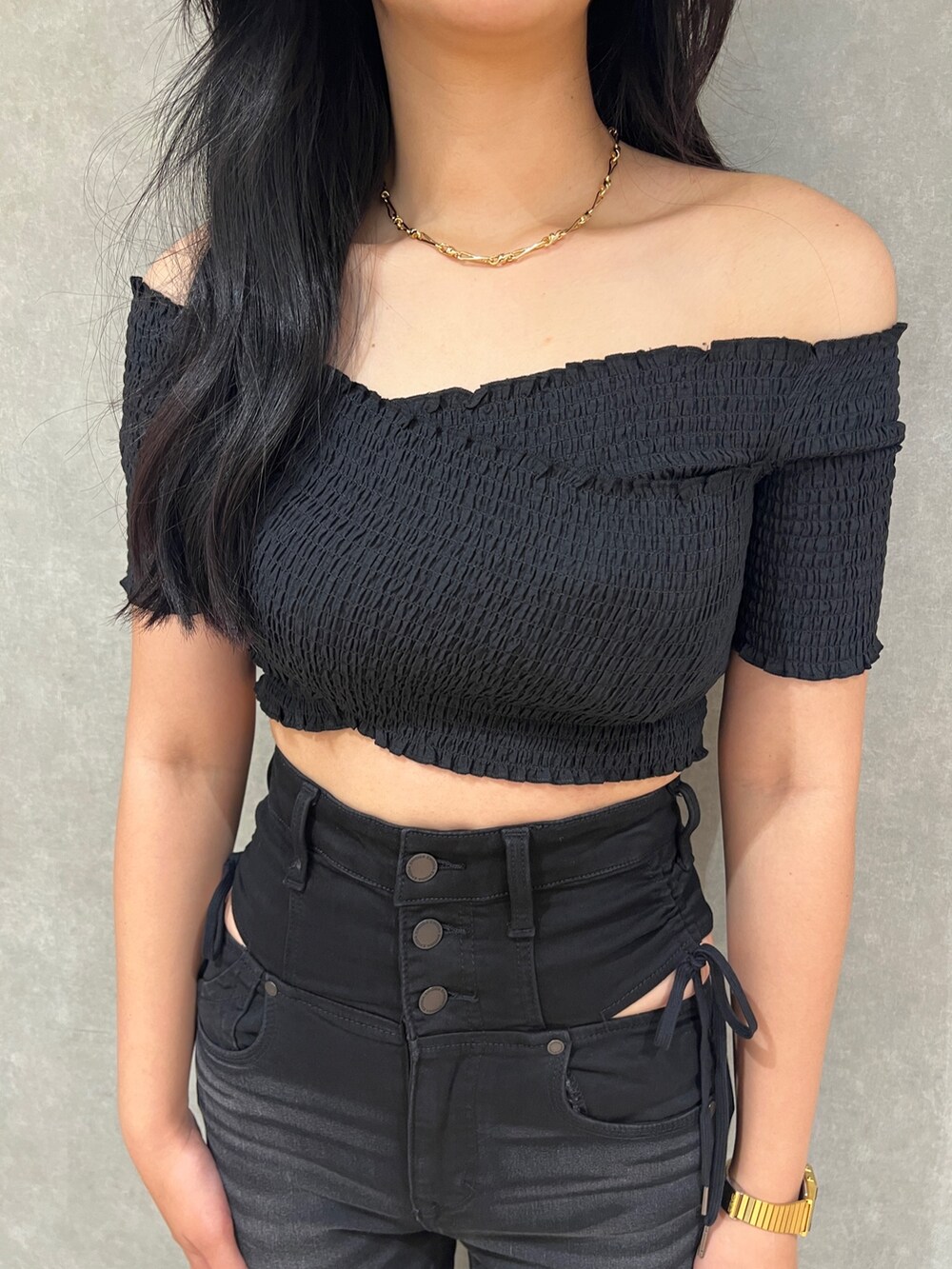 ブラック系のTシャツ/カットソー、ブラック系のデニムパンツ、グレー系のサンダルを着用したレディースの夏コーディネートの6枚目の写真