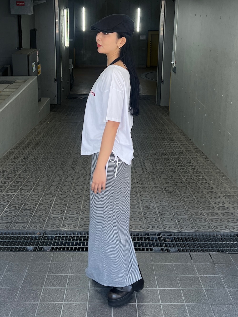 ホワイト系のTシャツ/カットソー、グレー系のタンクトップ、グレー系のスカートを着用したレディースの冬コーディネートの2枚目の写真