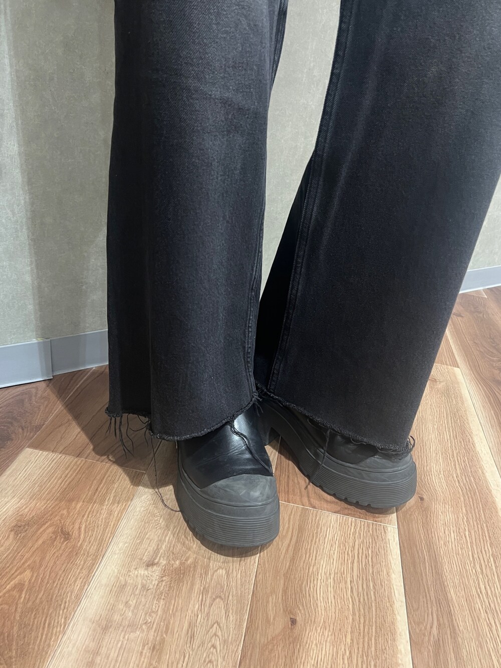 ブラウン系のブルゾン、ブラック系のニット/セーター、ブラック系のデニムパンツを着用したレディースの秋コーディネートの4枚目の写真