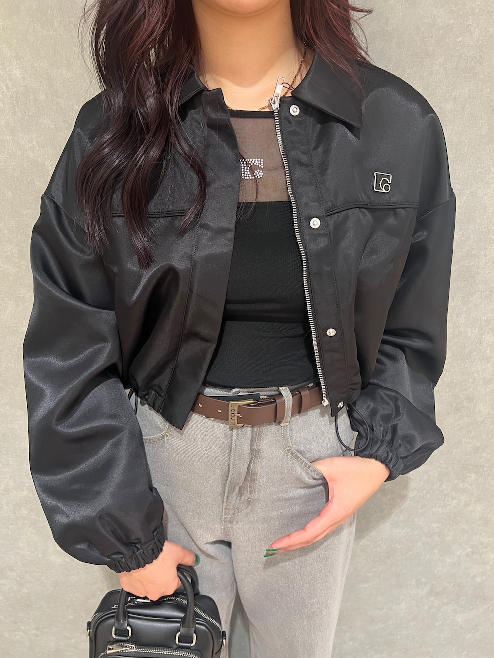 その他のブルゾン、ブラック系のTシャツ/カットソー、グレー系のデニムパンツを着用したレディースの春コーディネートの4枚目の写真