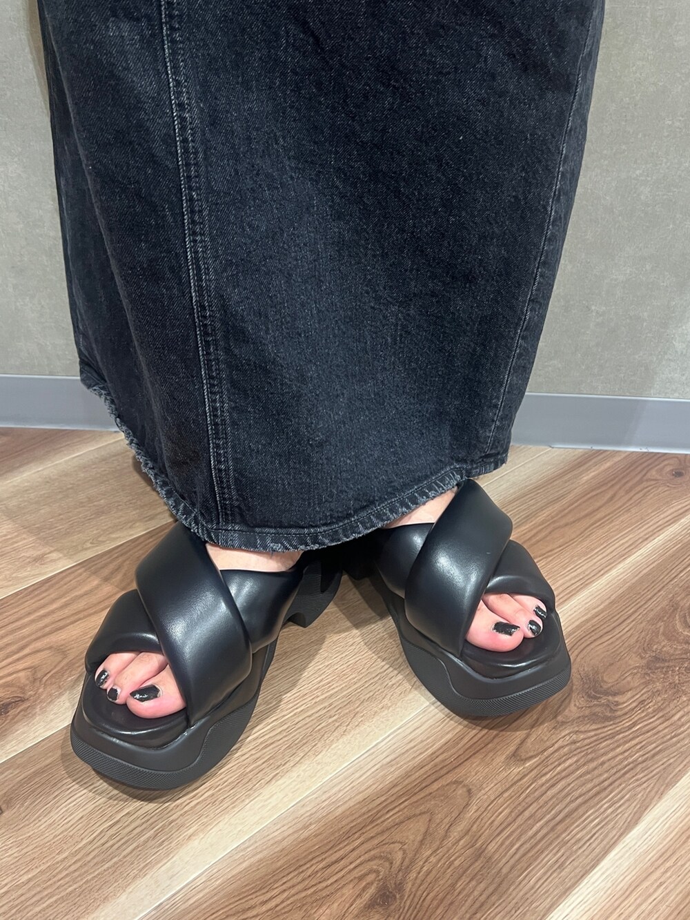 ブラック系のキャミソール、オレンジ系のTシャツ/カットソー、ブラック系のスカートを着用したレディースの夏コーディネートの7枚目の写真