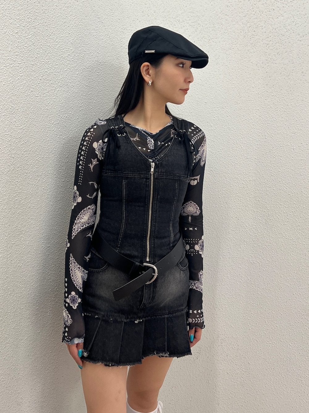 ブラック系のワンピース、ブラック系のサンダル、ブルー系のTシャツ/カットソーを着用したレディースの春コーディネートの4枚目の写真