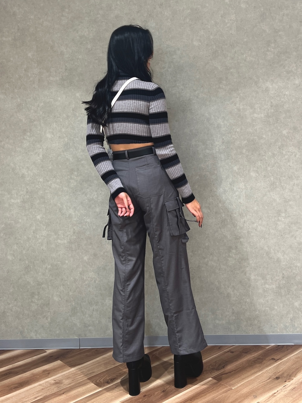 その他のニット/セーター、ホワイト系のハンドバッグ、グレー系のカーゴパンツを着用したレディースの秋コーディネートの4枚目の写真