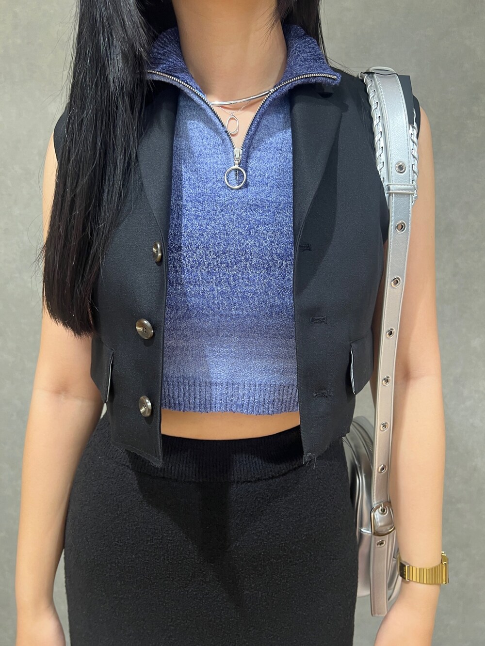 ブラック系のスカート、シルバー系のショルダーバッグ、ブラック系のブーツを着用したレディースの夏コーディネートの4枚目の写真