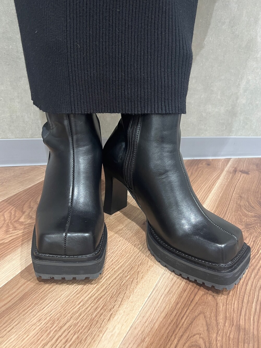 ブラック系のワンピース、ブラック系のハンドバッグ、ブラック系のブーツを着用したレディースの秋コーディネートの7枚目の写真