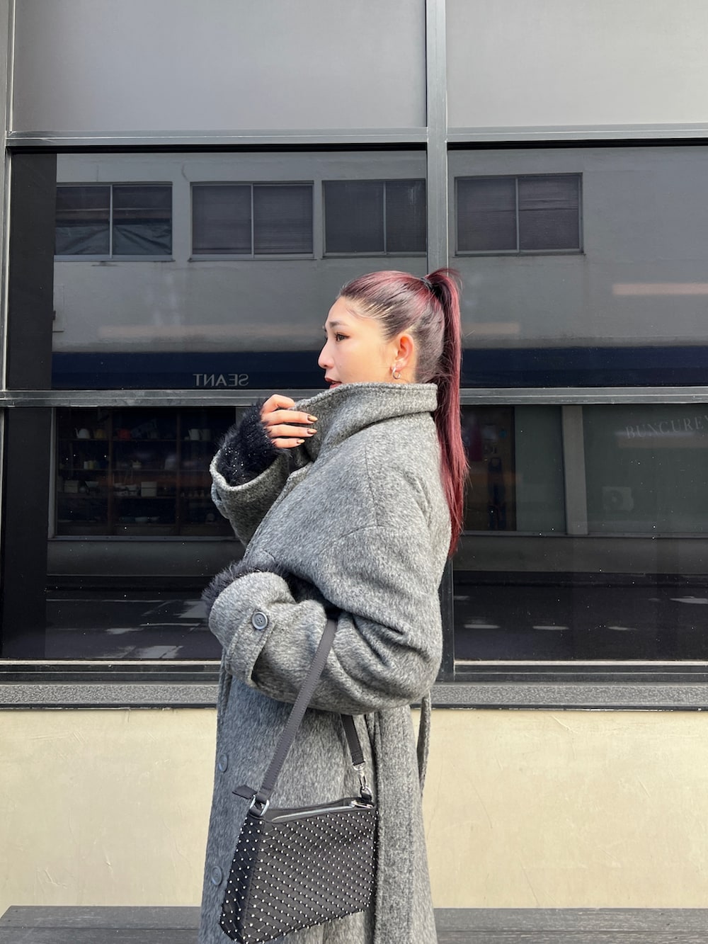 ブラック系のニット/セーター、ブラック系のワンピース、グレー系のその他アウターを着用したレディースの冬コーディネートの3枚目の写真