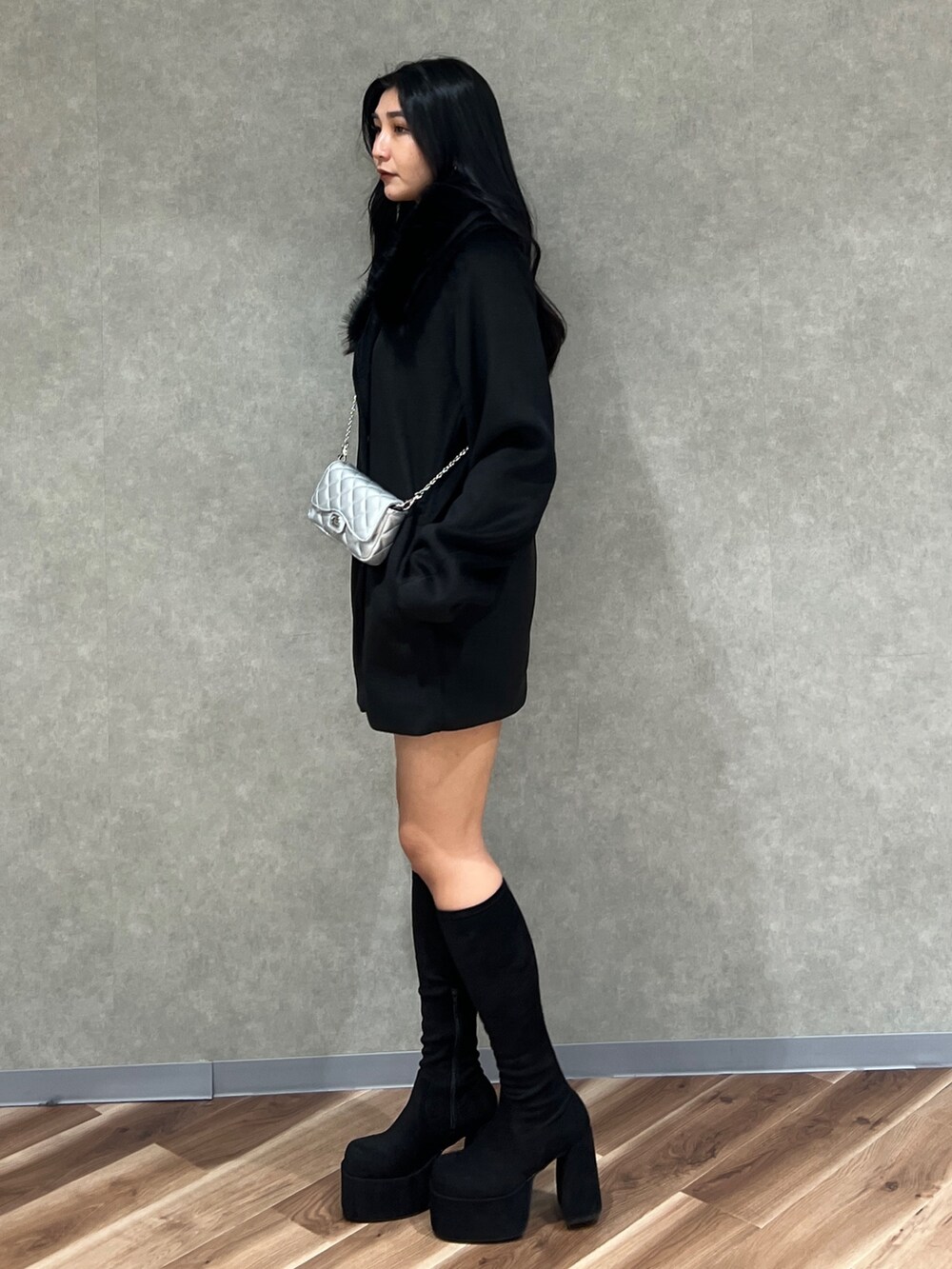 ブラック系のピーコート、その他のブーツ、ブラック系のスカートを着用したレディースの冬コーディネートの3枚目の写真