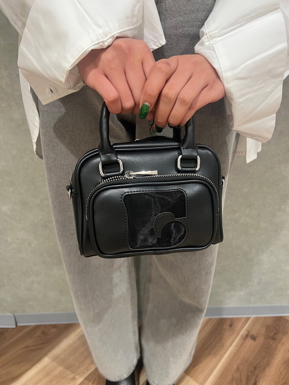 ホワイト系のシャツ/ブラウス、グレー系のキャミソール、グレー系のデニムパンツを着用したレディースの春コーディネートの7枚目の写真