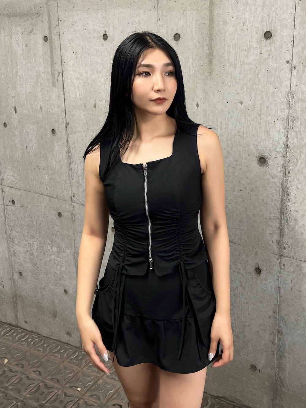 ブラック系のTシャツ/カットソー、ブラック系のスカート、グレー系のその他シューズを着用したレディースの夏コーディネートの3枚目の写真