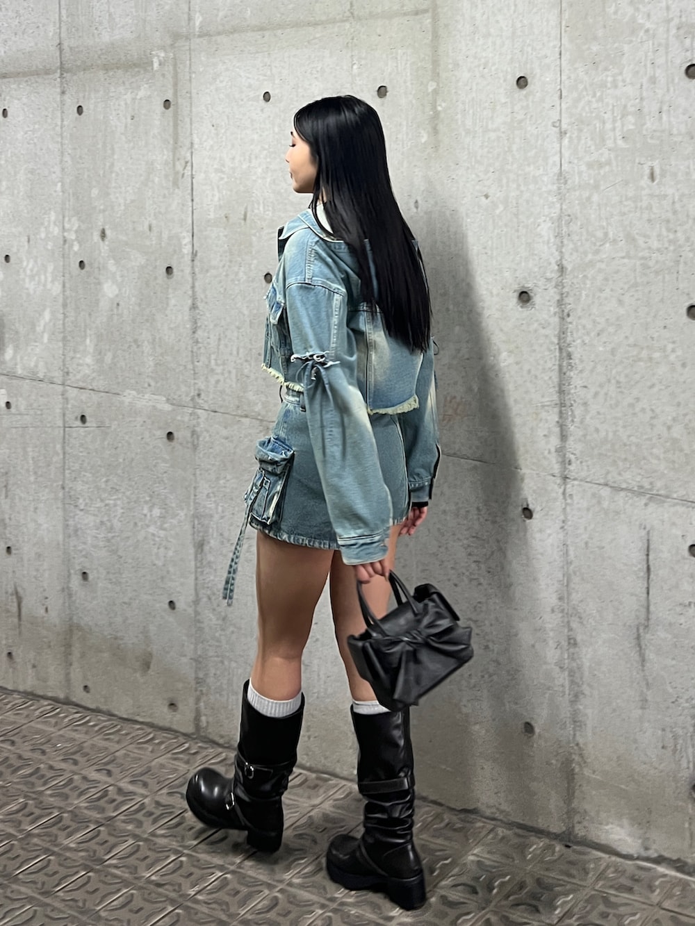 ブルー系のデニムジャケット、ブルー系のその他パンツ、ブラック系のブーツを着用したレディースの冬コーディネートの3枚目の写真