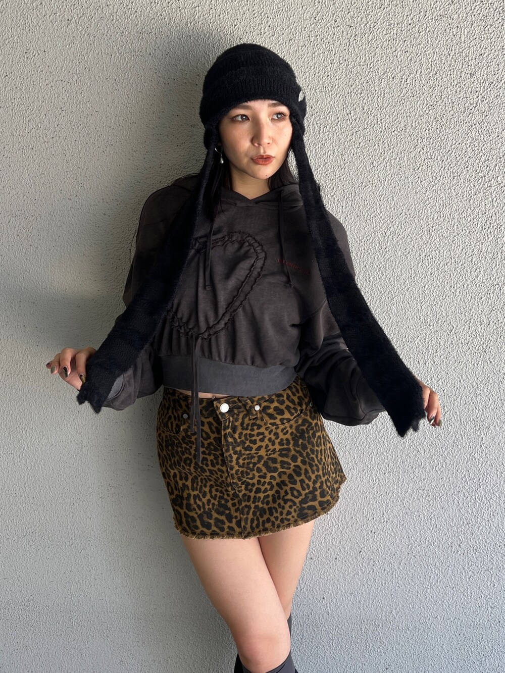 ブラック系のパーカー、ベージュ系のスカート、ブラック系のローファーを着用したレディースの夏コーディネートの4枚目の写真