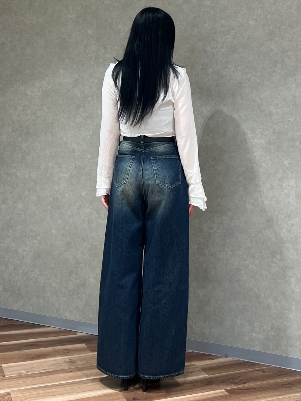 ホワイト系のシャツ/ブラウス、ブラック系のTシャツ/カットソー、ブルー系のデニムパンツを着用したレディースの春コーディネートの3枚目の写真