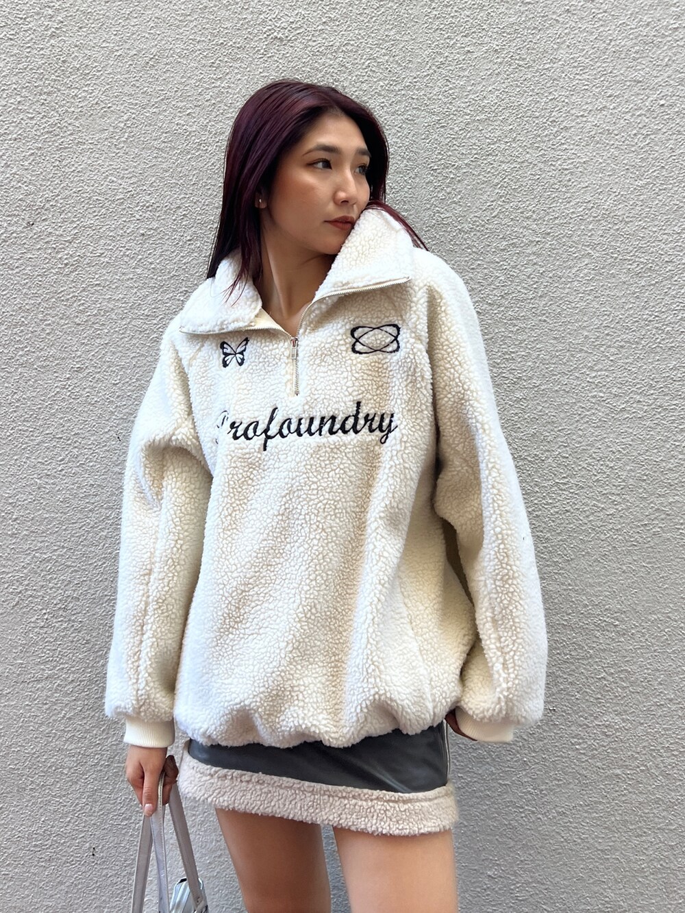 ホワイト系のTシャツ/カットソー、グレー系のスカート、ブラック系のブーツを着用したレディースの秋コーディネートの7枚目の写真