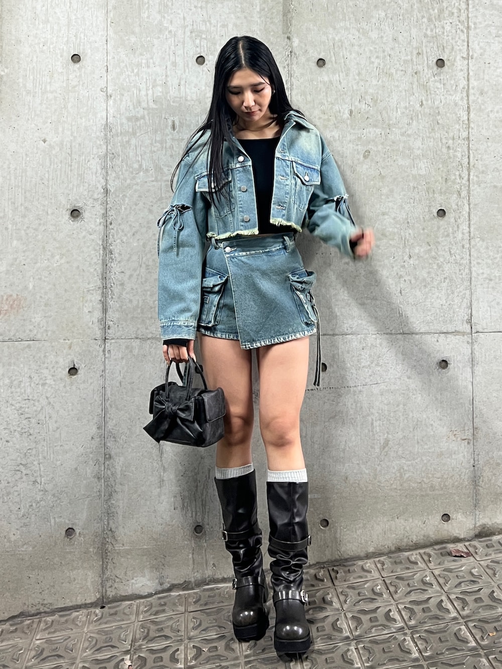 ブルー系のデニムジャケット、ブルー系のその他パンツ、ブラック系のブーツを着用したレディースの冬コーディネートの2枚目の写真