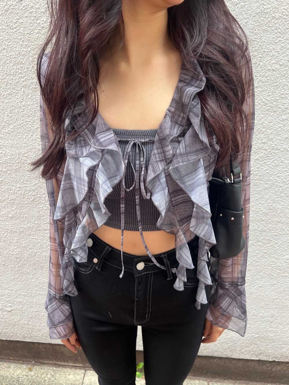 グレー系のシャツ/ブラウス、ブラック系のサロペット/オーバーオール、ホワイト系のパンプスを着用したレディースの春コーディネートの5枚目の写真